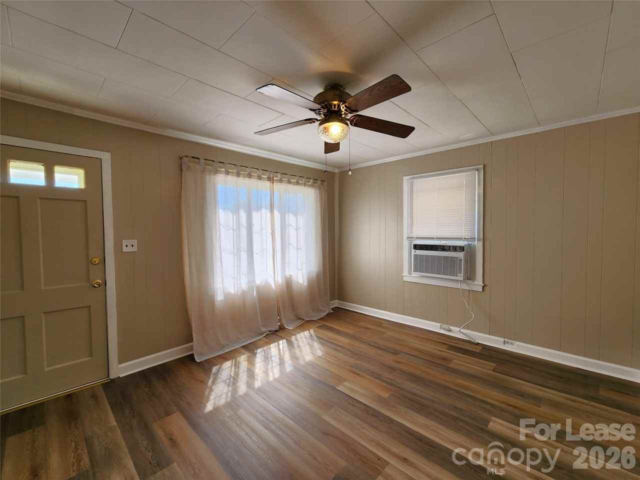 1421 Midlake Rd - Photo 2 of 13