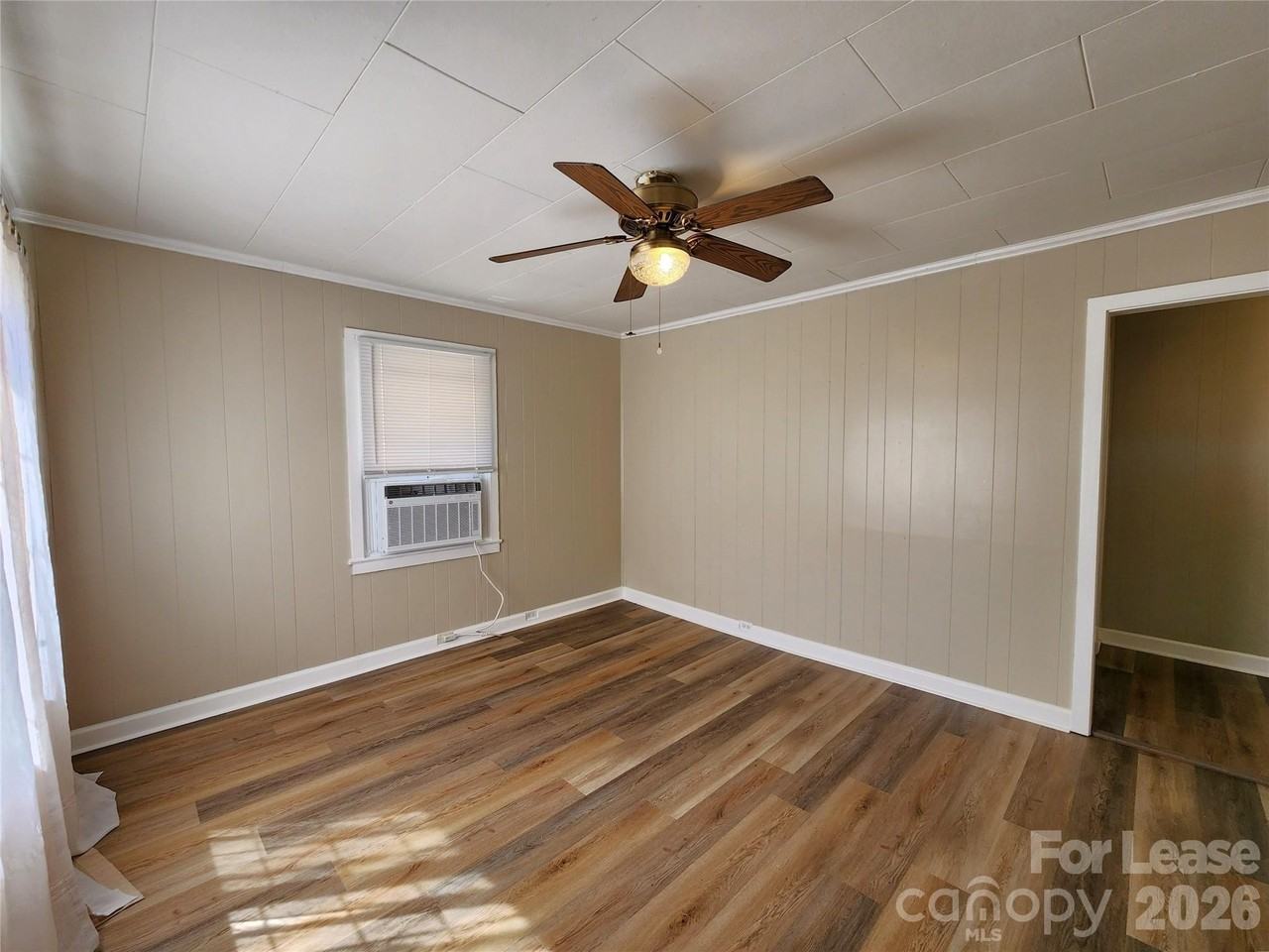 1421 Midlake Rd - Photo 3 of 13