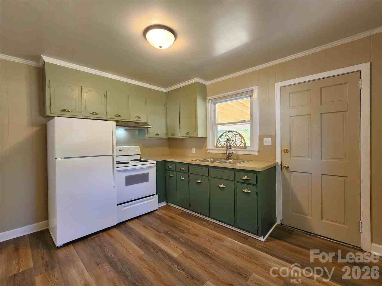 1421 Midlake Rd - Photo 4 of 13