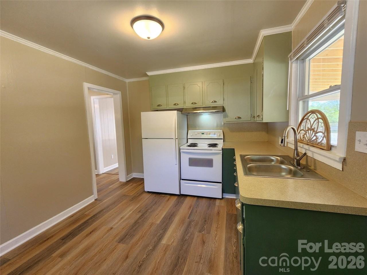 1421 Midlake Rd - Photo 5 of 13