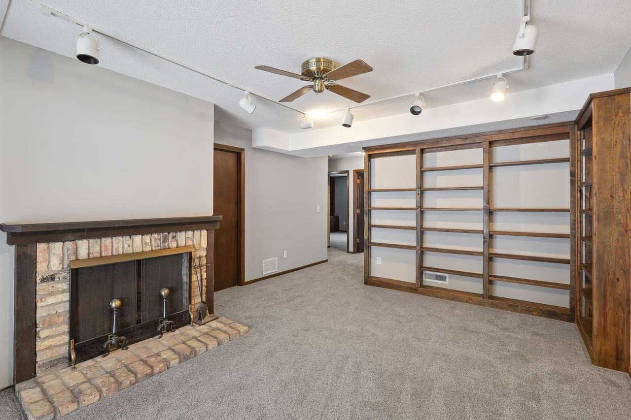 12346 Drake St Nw - Photo 4 of 39
