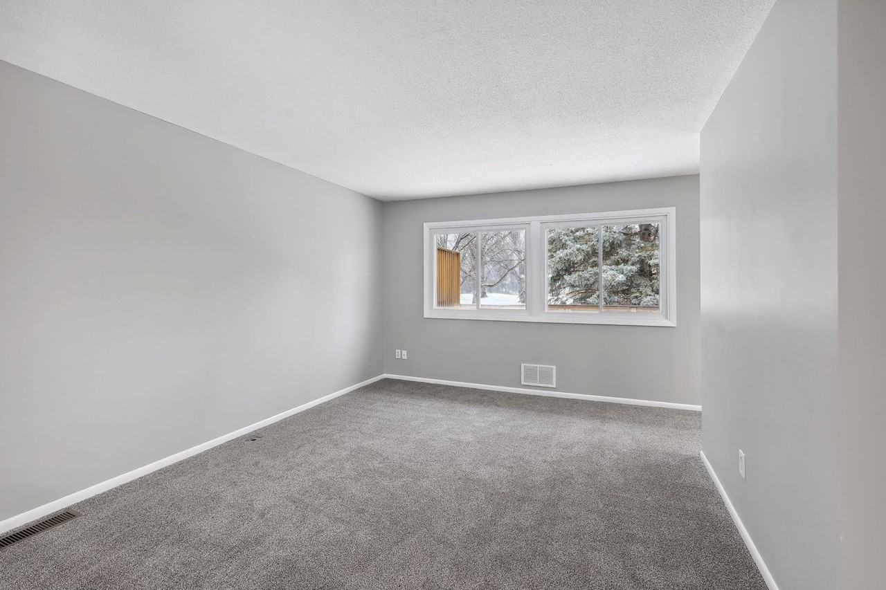 12346 Drake St Nw - Photo 7 of 39