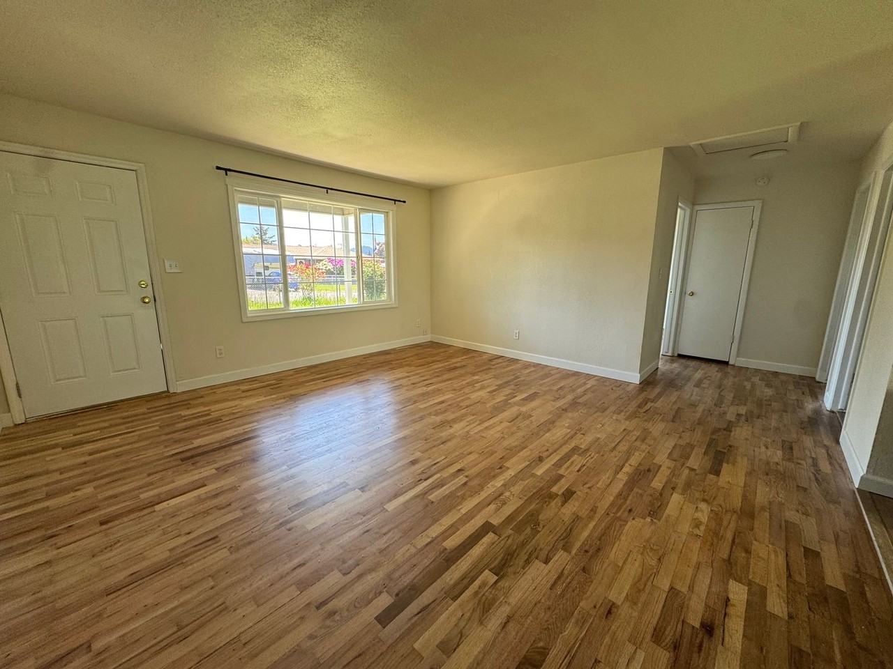 61 Nw Jorgen St - Photo 3 of 13