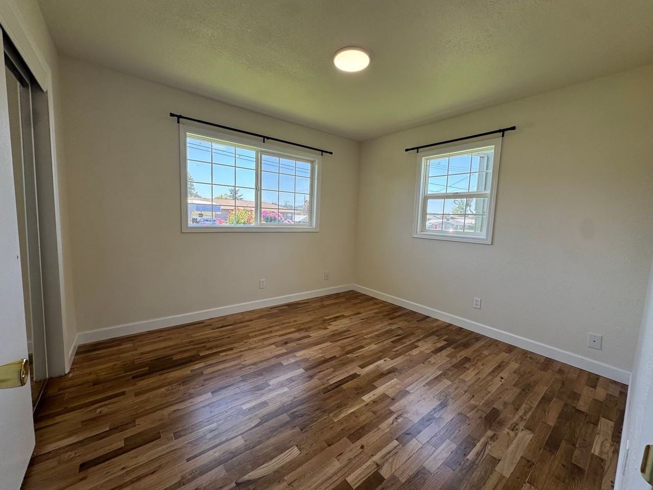 61 Nw Jorgen St - Photo 5 of 13