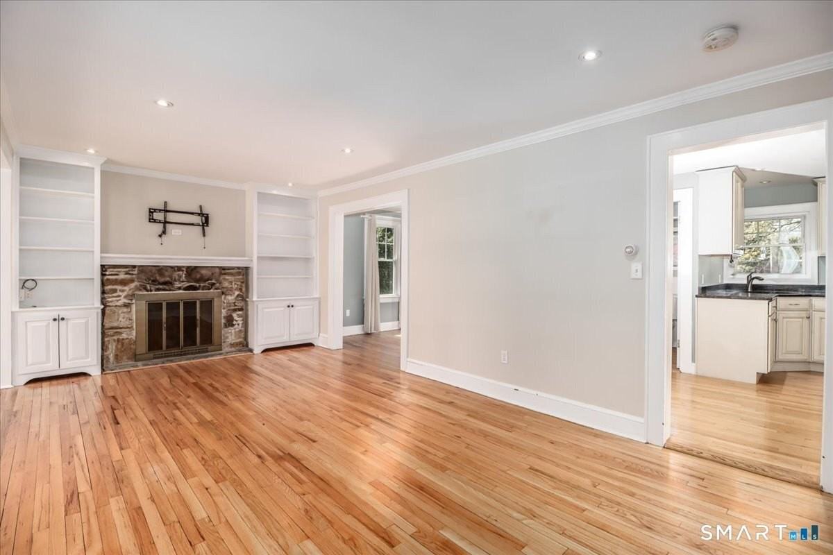 25 Maplewood Ave - Photo 7 of 32