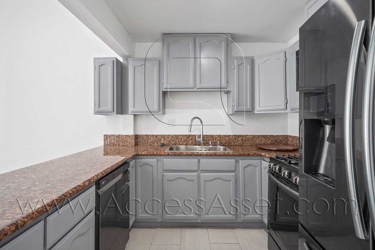 4239 W 179th St - Photo 3 of 36