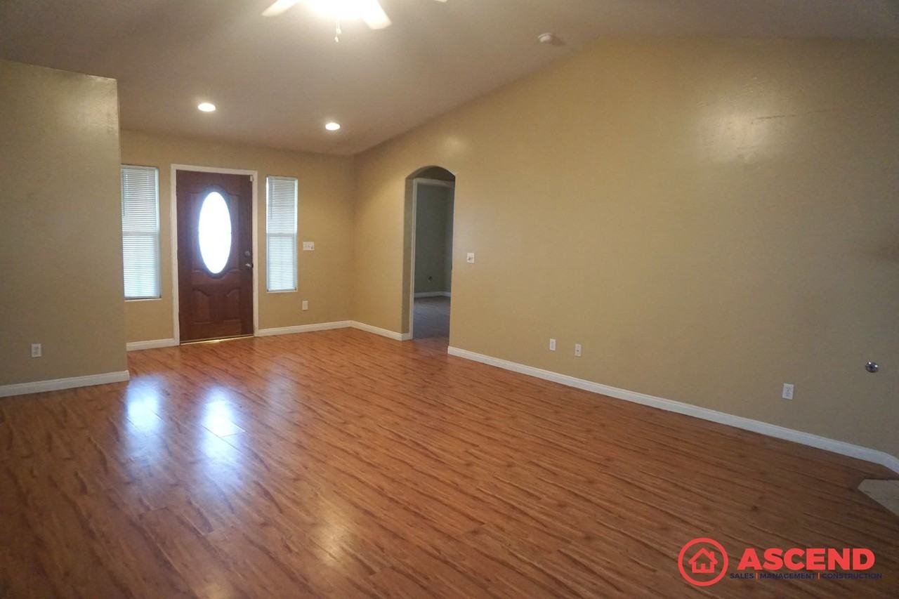 11703 Hyperion Ave - Photo 3 of 12