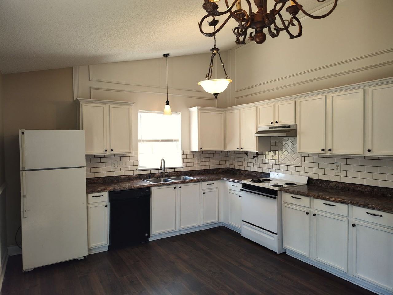 1408 Jordans Pond Ln - Photo 3 of 27