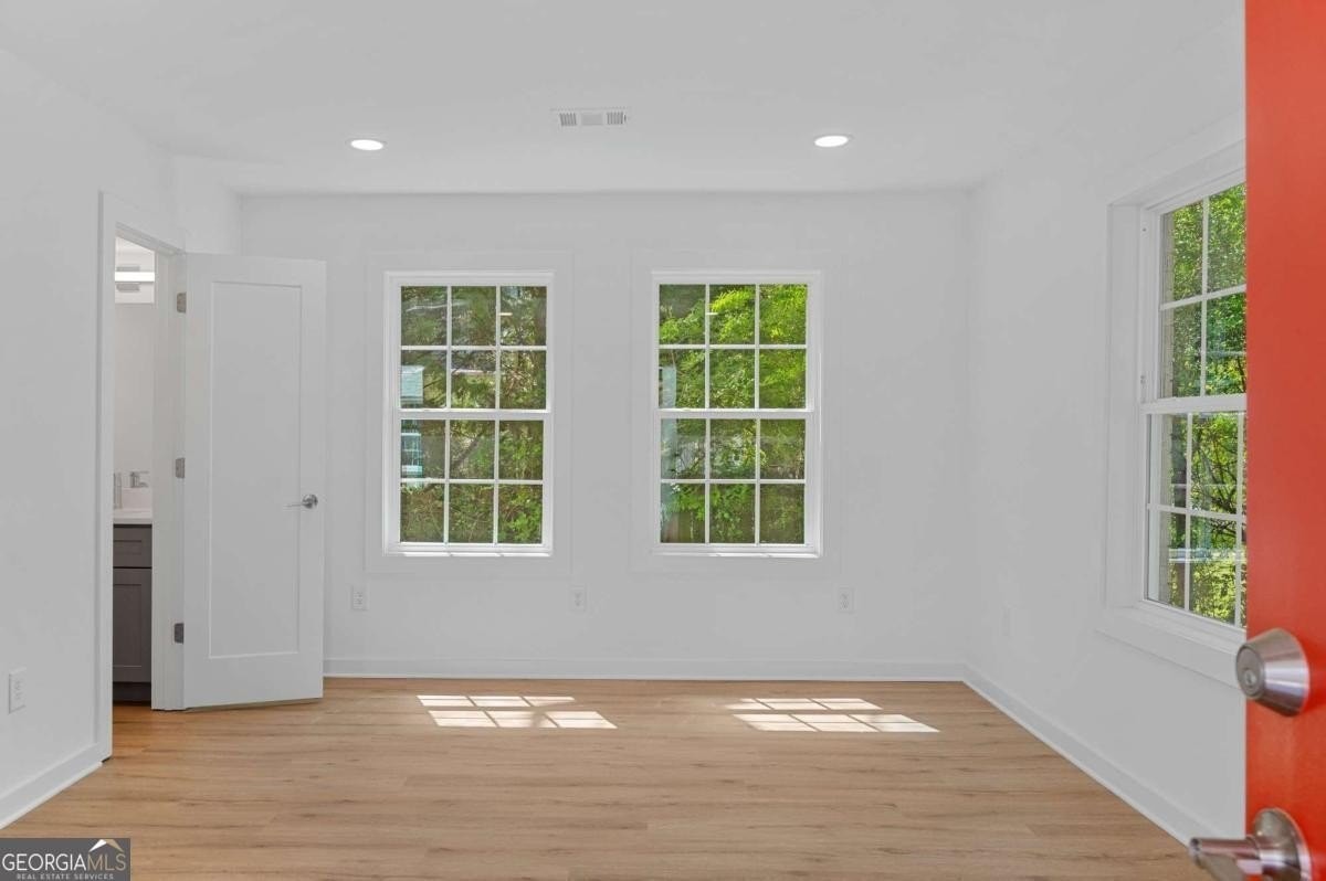 237 Howard St Ne - Photo 2 of 18