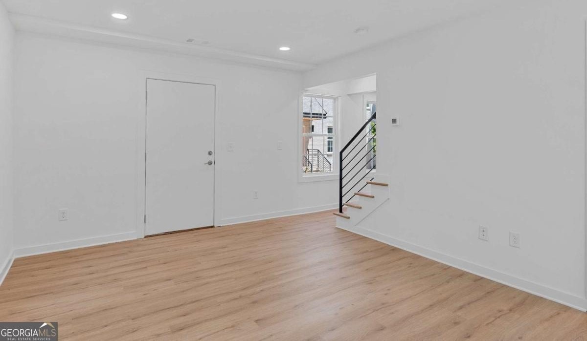 237 Howard St Ne - Photo 5 of 18