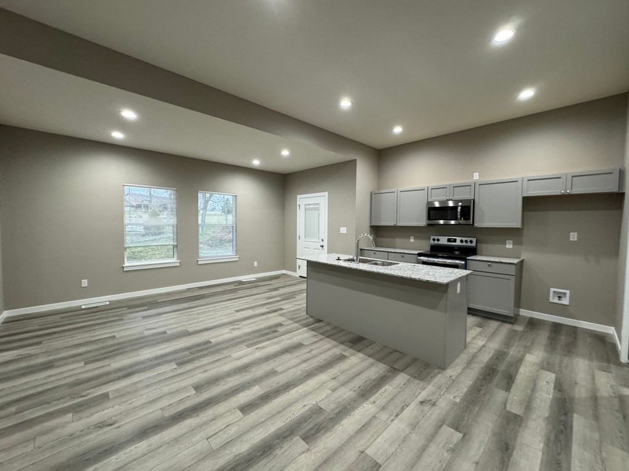 2210 Regan Cir - Photo 4 of 20