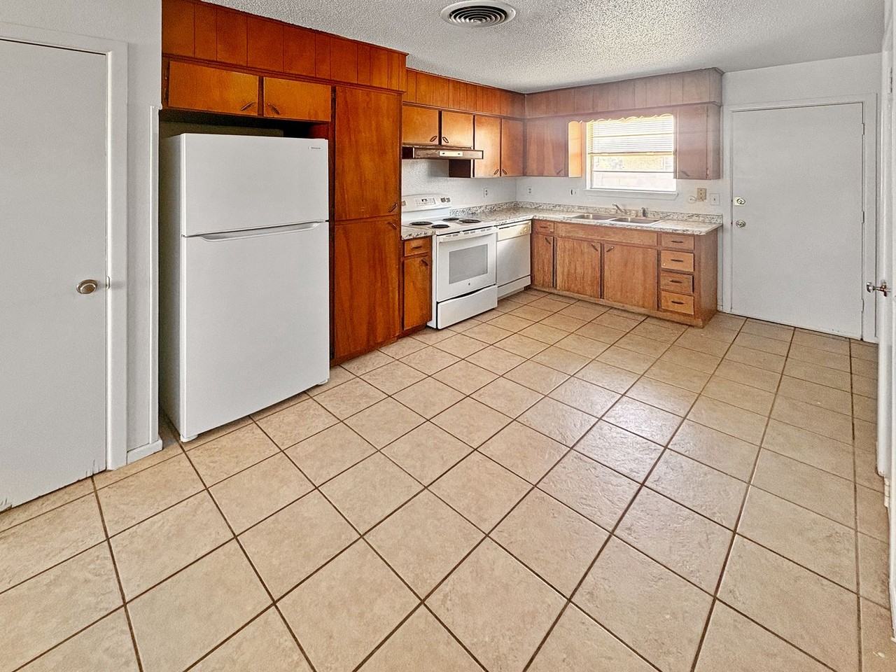 709 E Sunset Cir - Photo 3 of 6