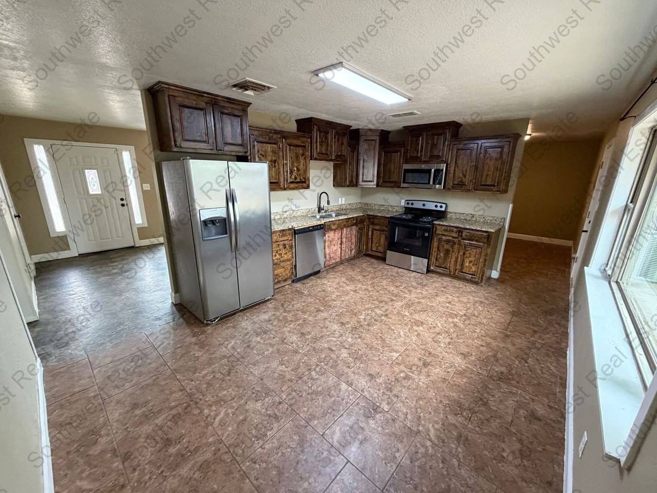 228 Oklahoma Dr - Photo 5 of 16