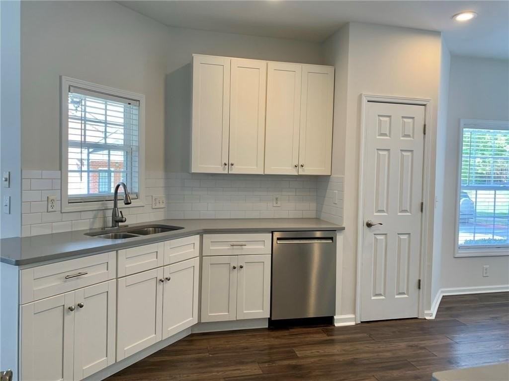 1733 Oakbrook Ln Nw #B - Photo 3 of 15