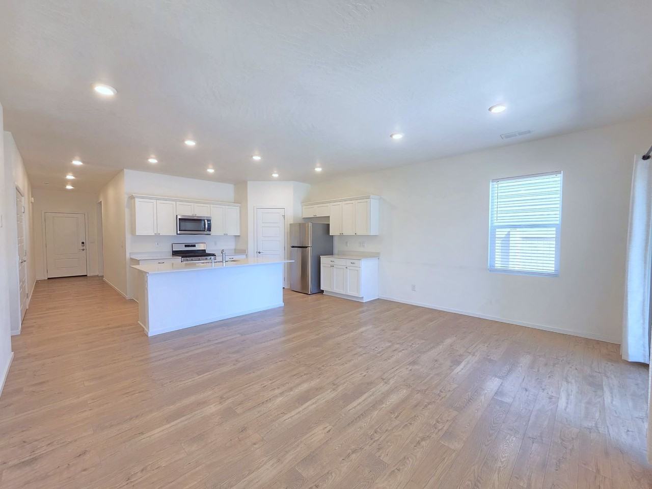 5711 W Georgetown Ln - Photo 2 of 32