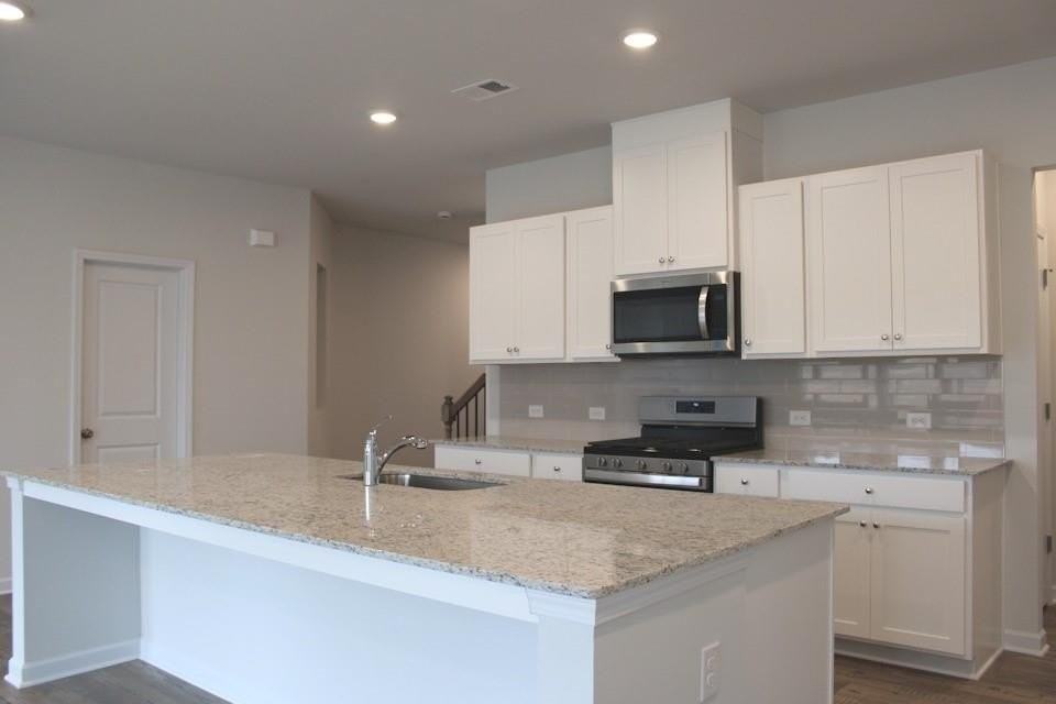 731 Point Place Dr - Photo 2 of 17