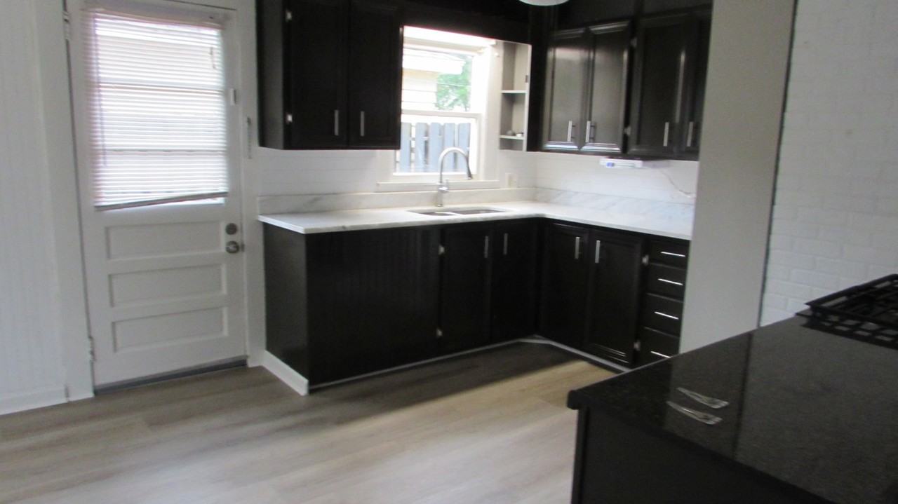 2704 Pine Ave - Photo 4 of 15