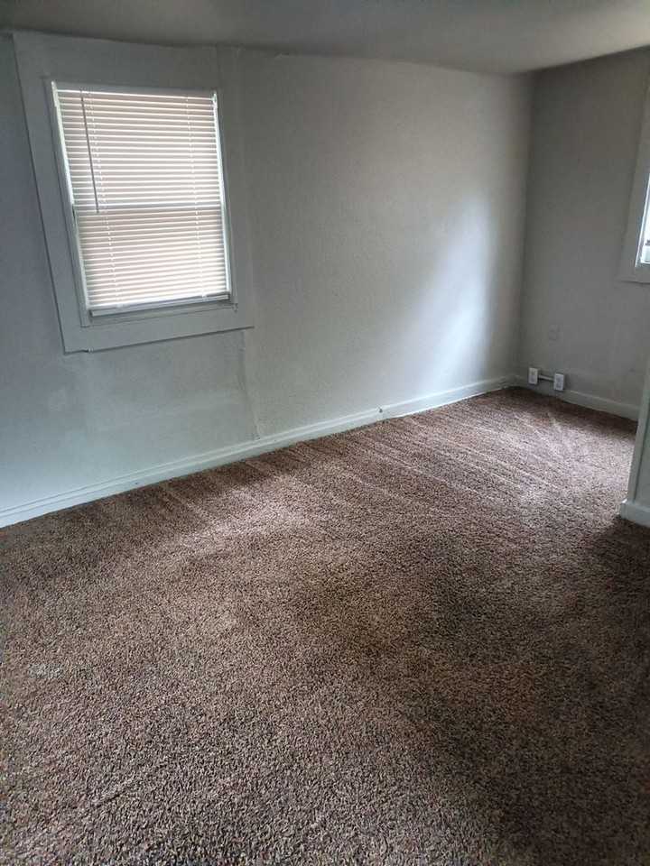 1812 Ne 24th St - Photo 6 of 12