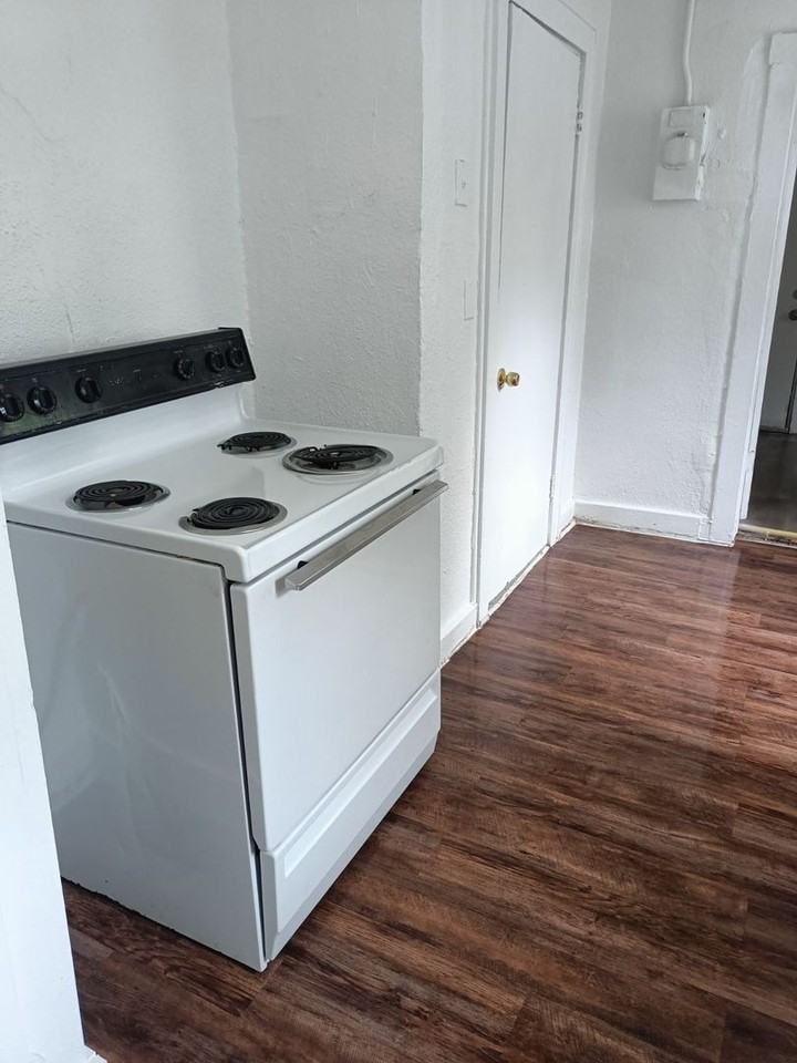 1812 Ne 24th St - Photo 7 of 12