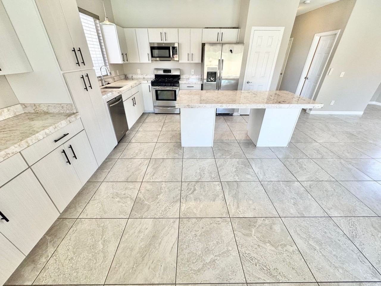 1092 Whispering Birch Ave - Photo 4 of 35