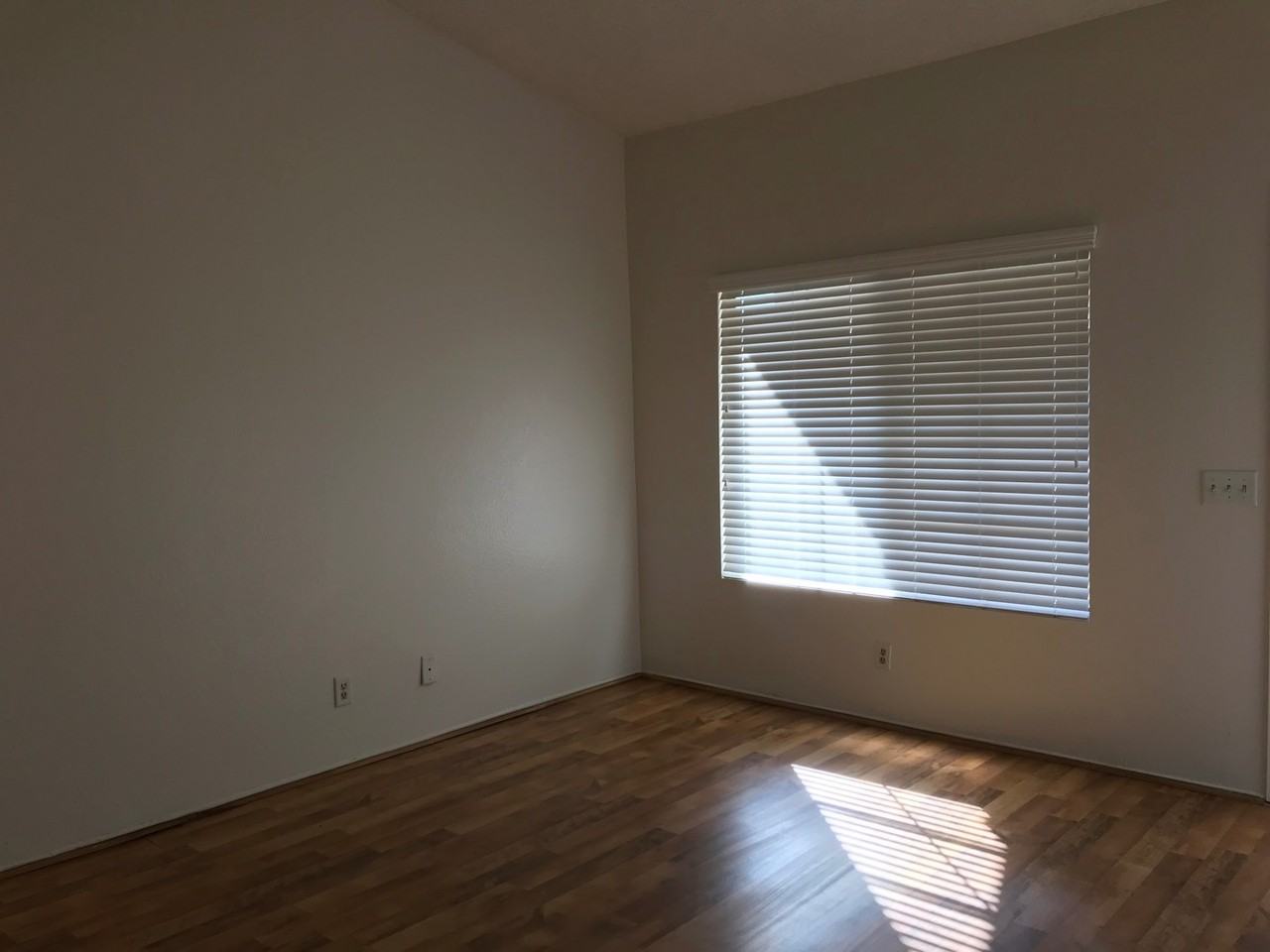 24276 Sun Valley Rd - Photo 2 of 4