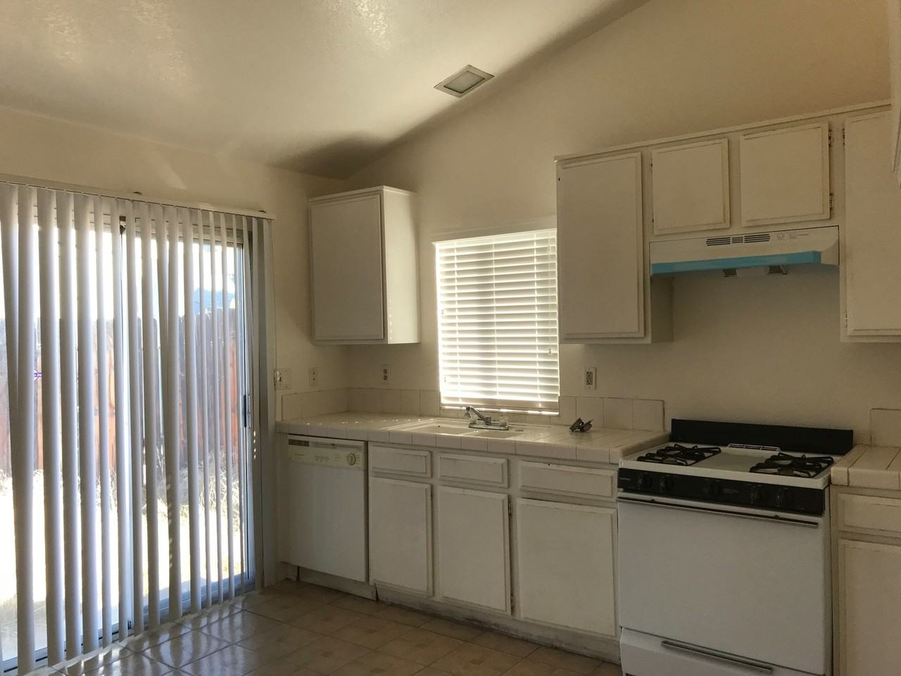 24276 Sun Valley Rd - Photo 3 of 4