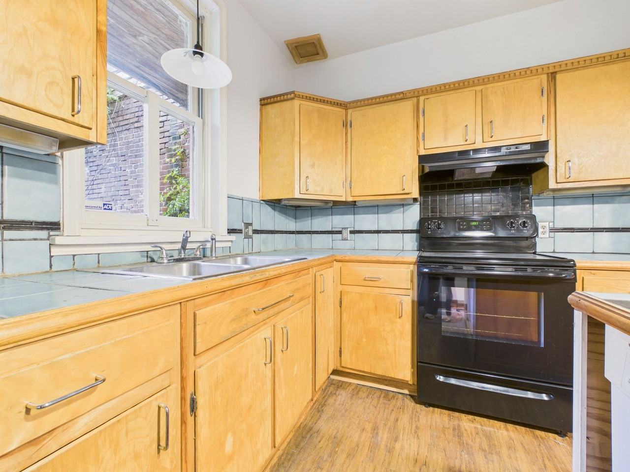 1834 Green St - Photo 2 of 7