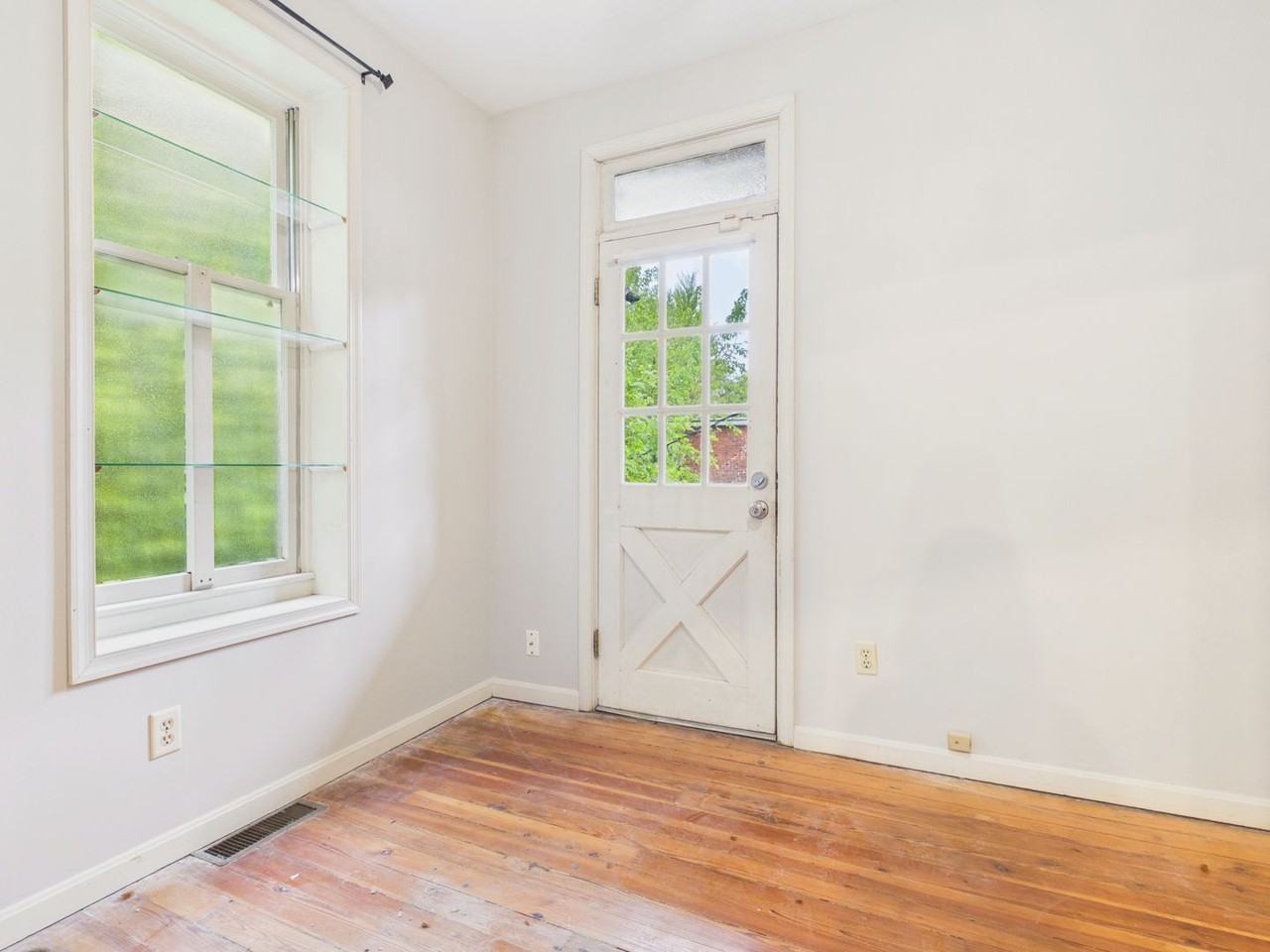 1834 Green St - Photo 3 of 7