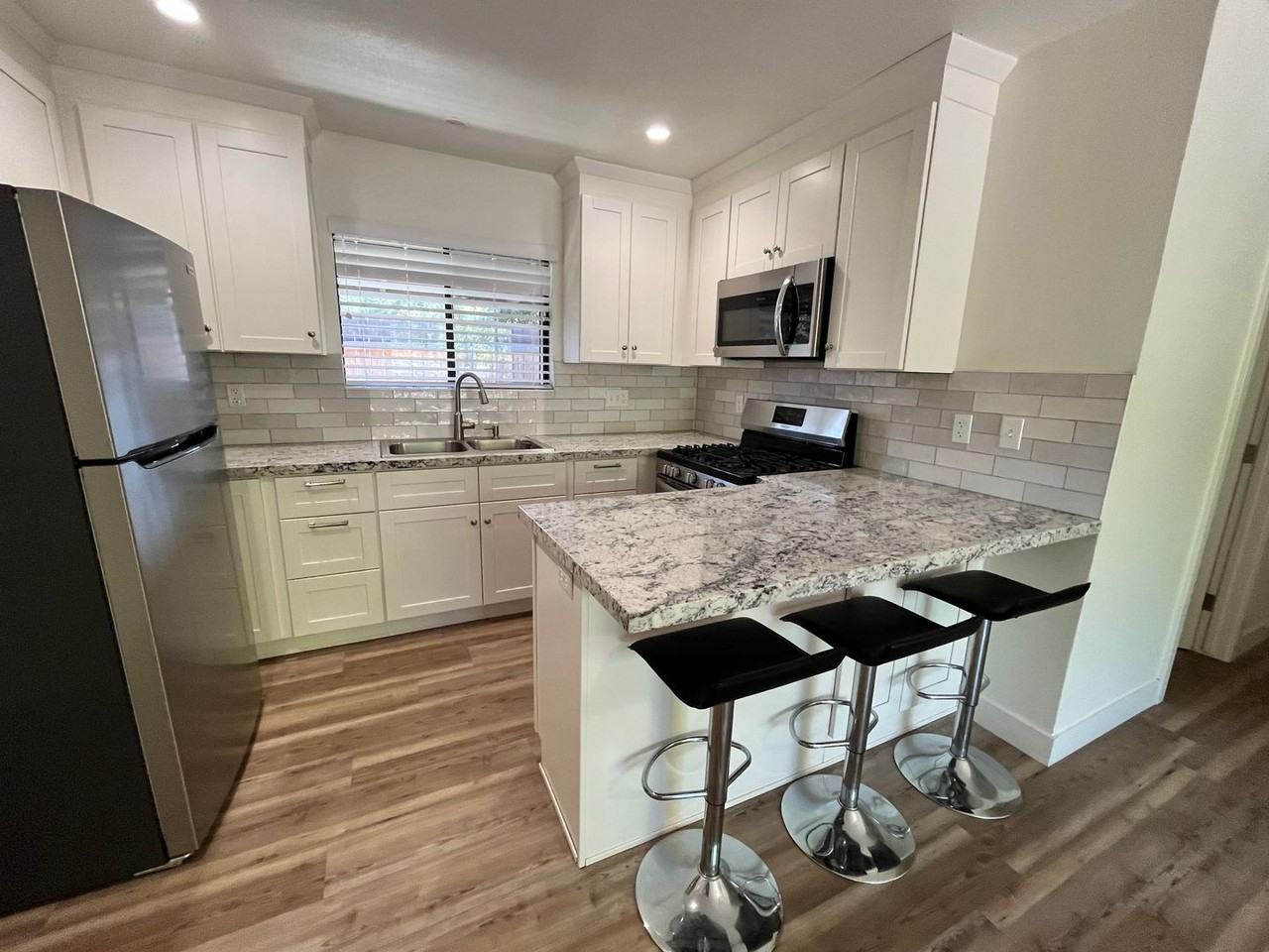 212 Besant Rd - Photo 2 of 9