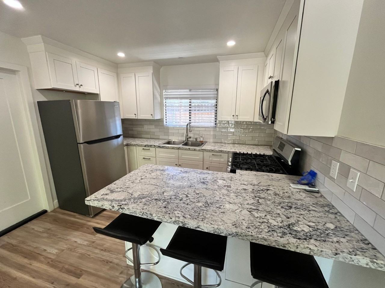 212 Besant Rd - Photo 3 of 9