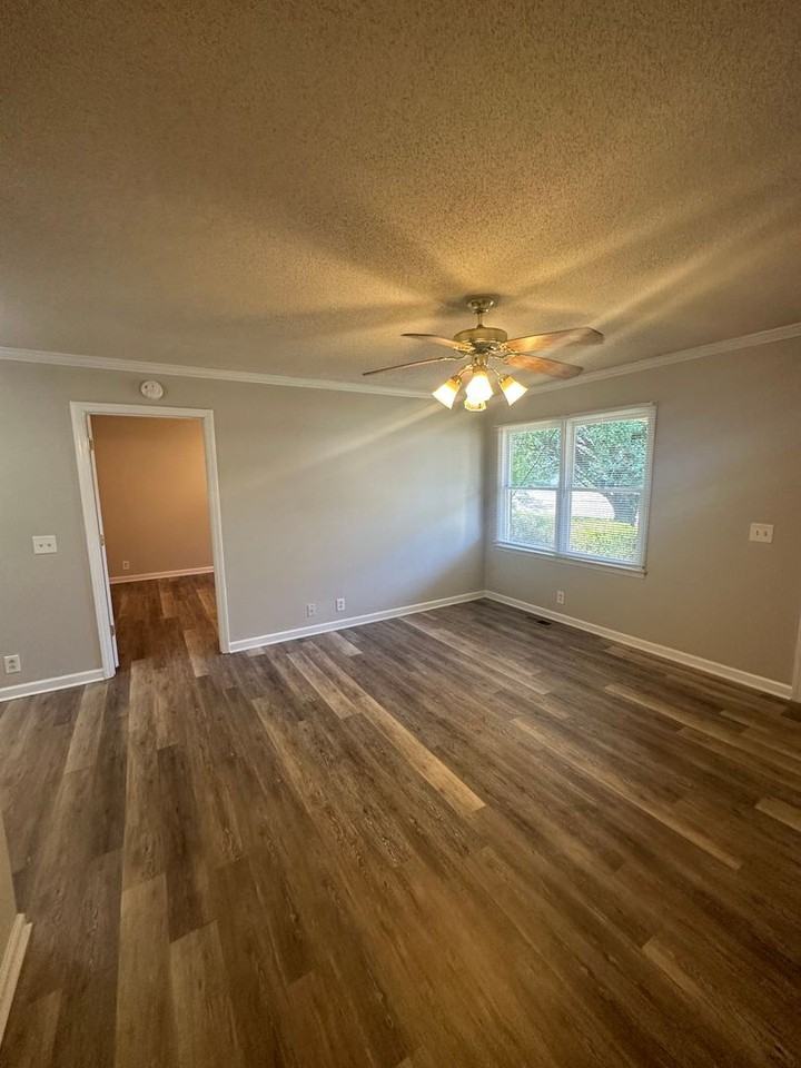 1130 Sloan St - Photo 4 of 26