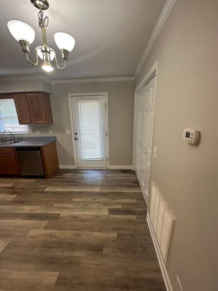 1130 Sloan St - Photo 5 of 26
