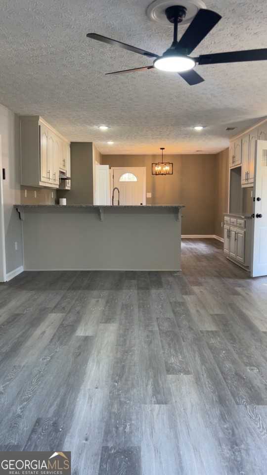 6885 Chastain Rd - Photo 3 of 16