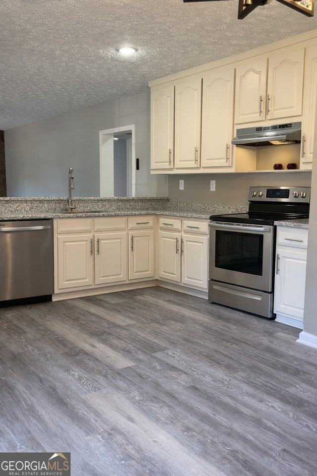 6885 Chastain Rd - Photo 4 of 16