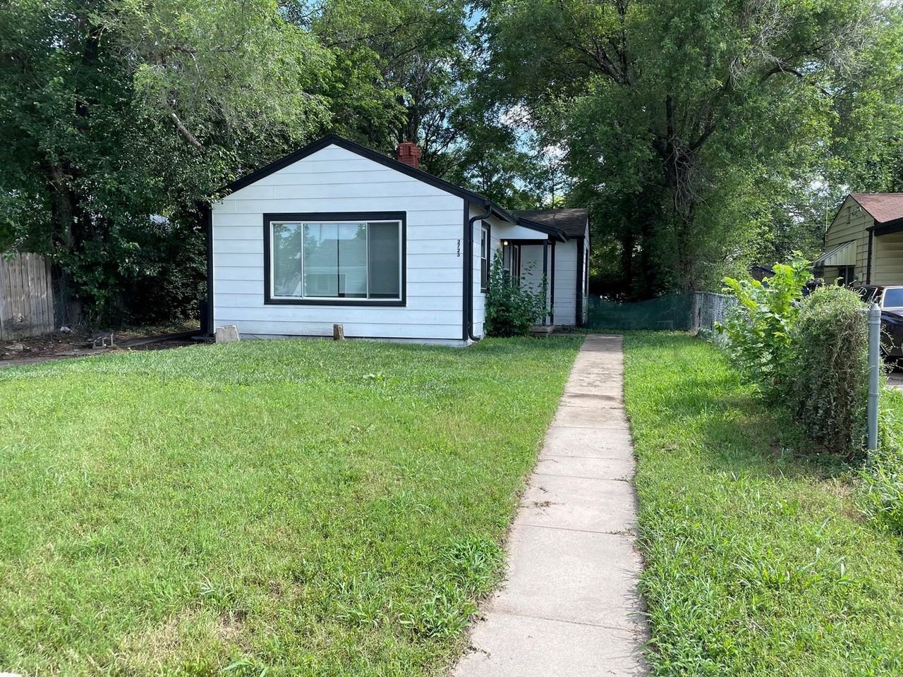 2723 E Mossman Ave - Photo 2 of 7