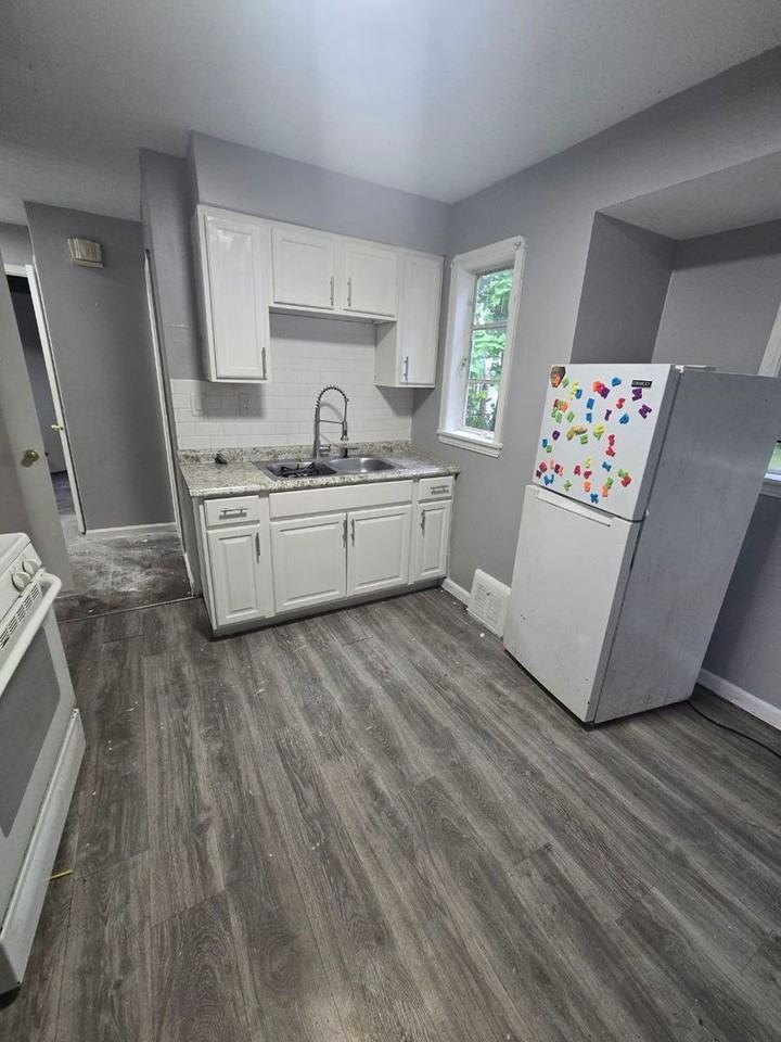 14205 Sylvia Ave - Photo 3 of 11