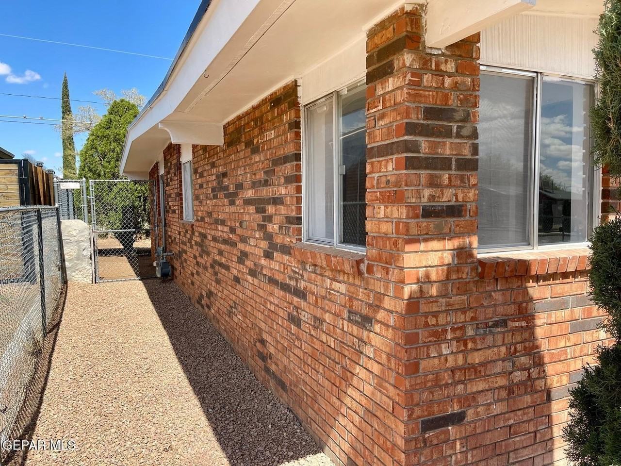 4917 Royal Dr - Photo 2 of 16