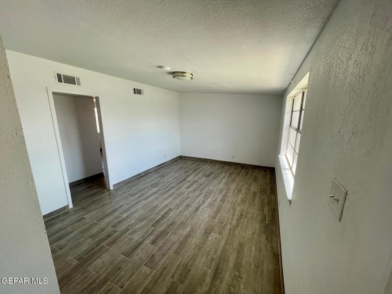 4917 Royal Dr - Photo 5 of 16