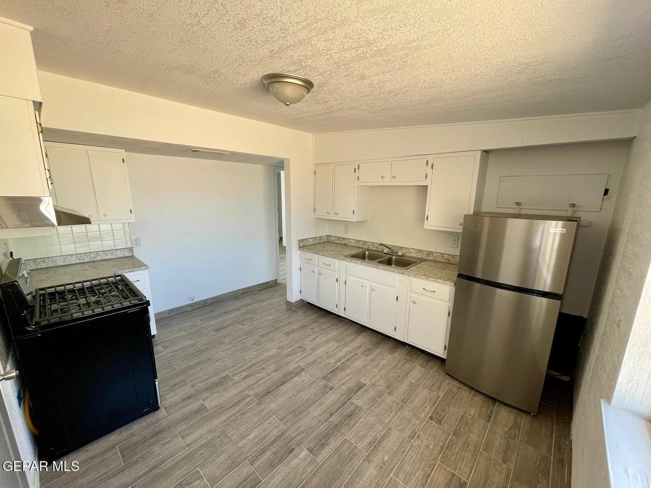 4917 Royal Dr - Photo 6 of 16