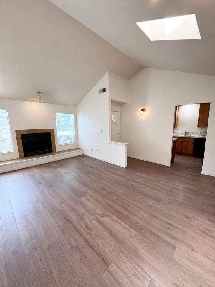 1527 Hood Rd #E - Photo 5 of 26