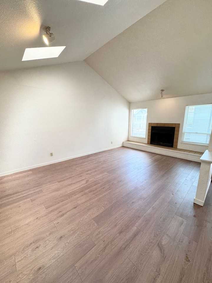 1527 Hood Rd #E - Photo 6 of 26