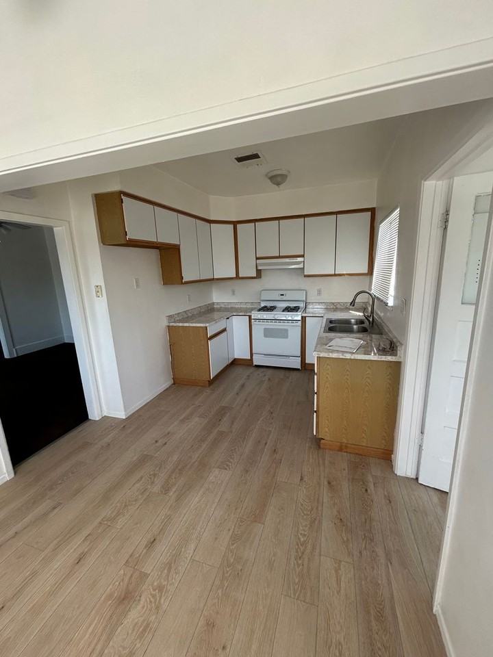 410 E B St - Photo 3 of 12