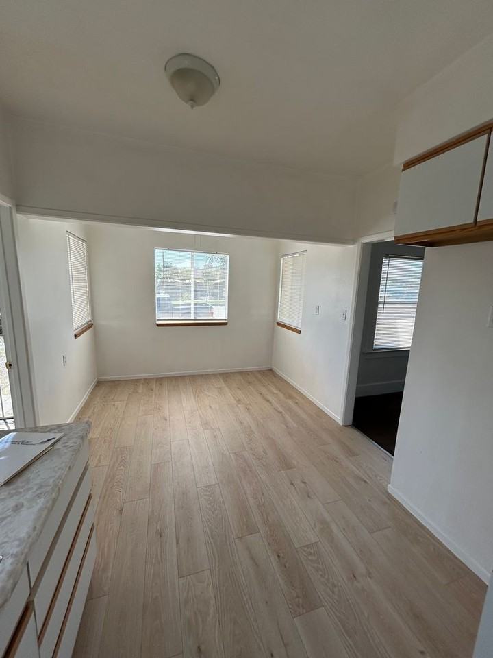 410 E B St - Photo 4 of 12