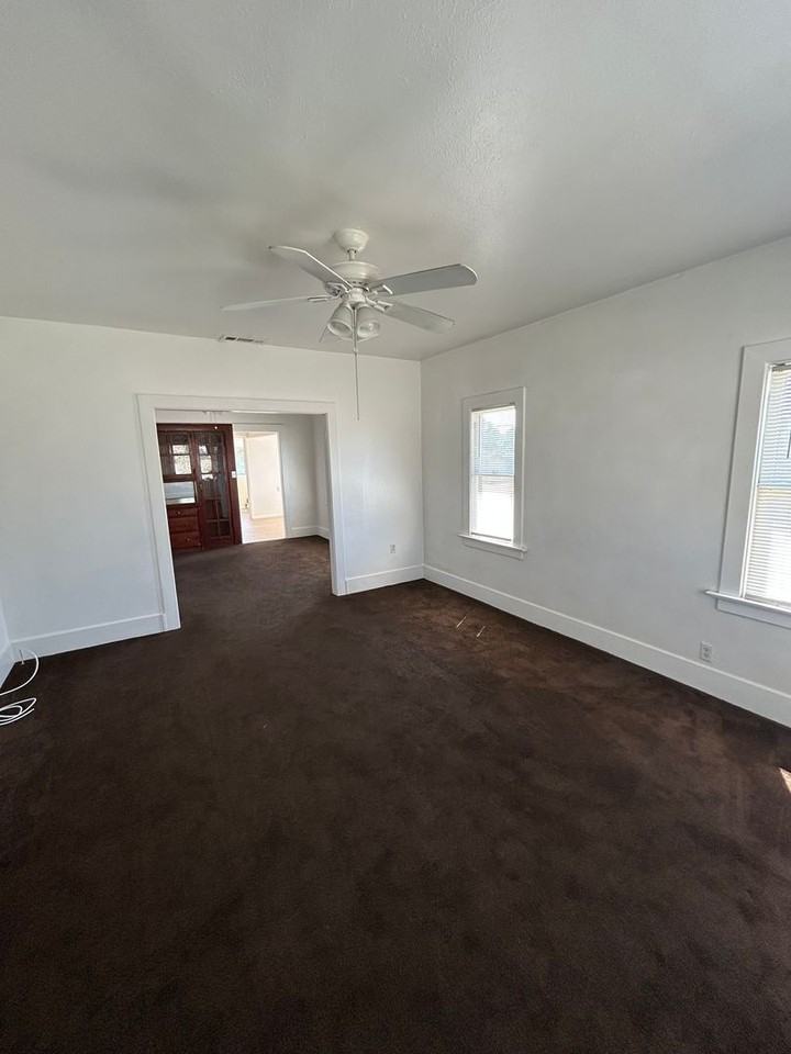 410 E B St - Photo 7 of 12