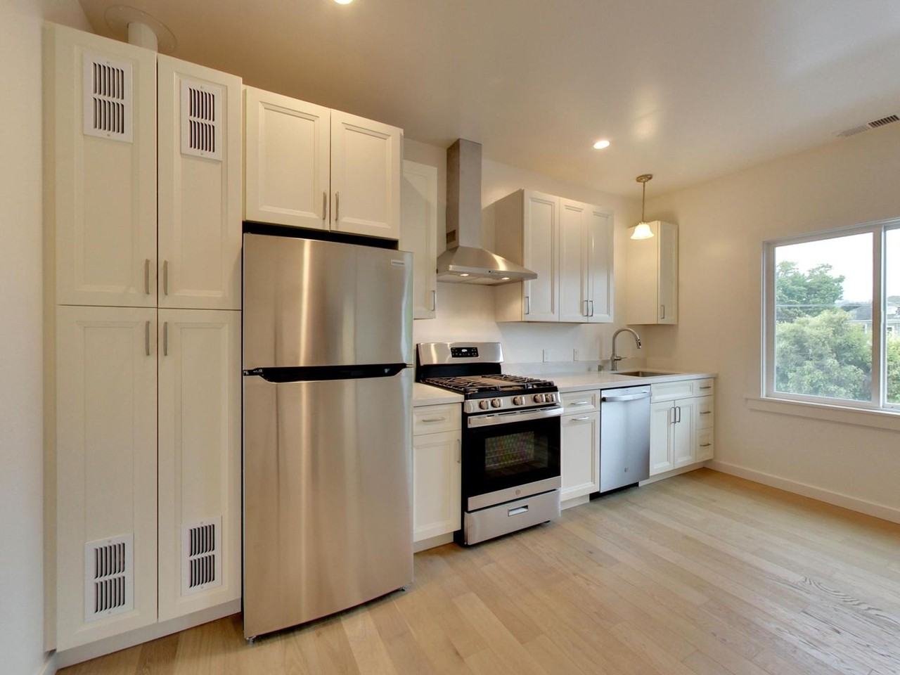 1140 Chula Vista Ave - Photo 2 of 14