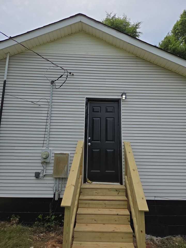 210 Thomas Ln - Photo 2 of 11