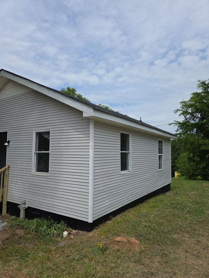 210 Thomas Ln - Photo 3 of 11