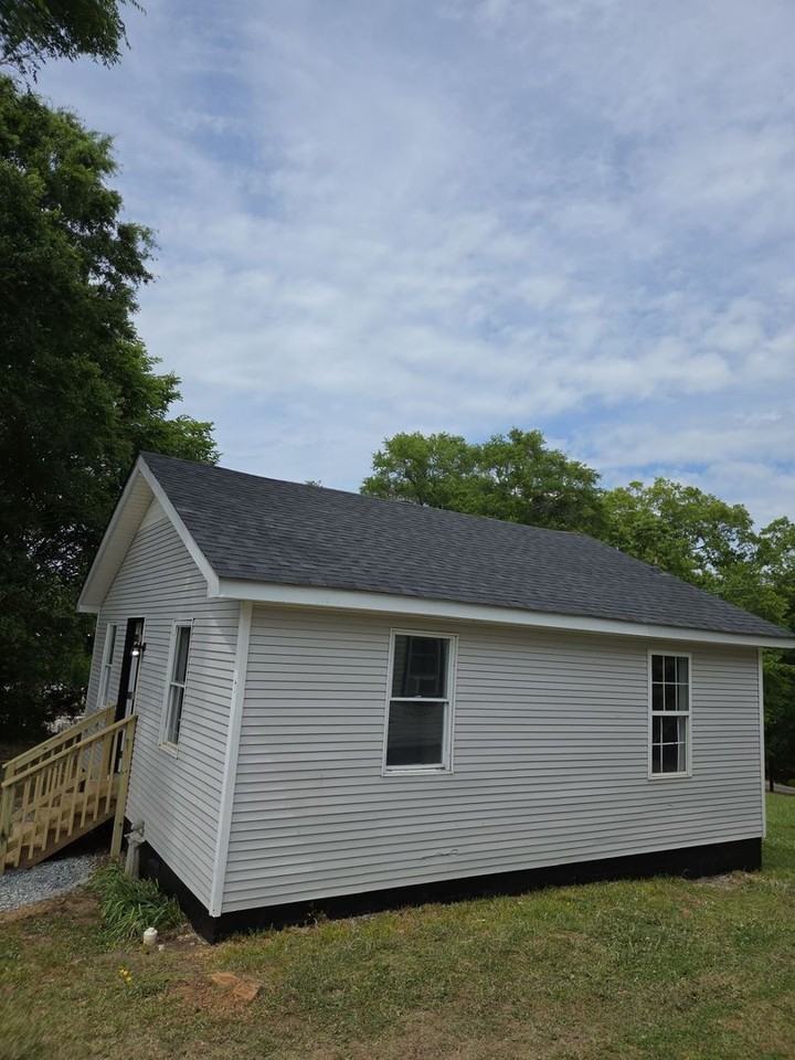 210 Thomas Ln - Photo 4 of 11