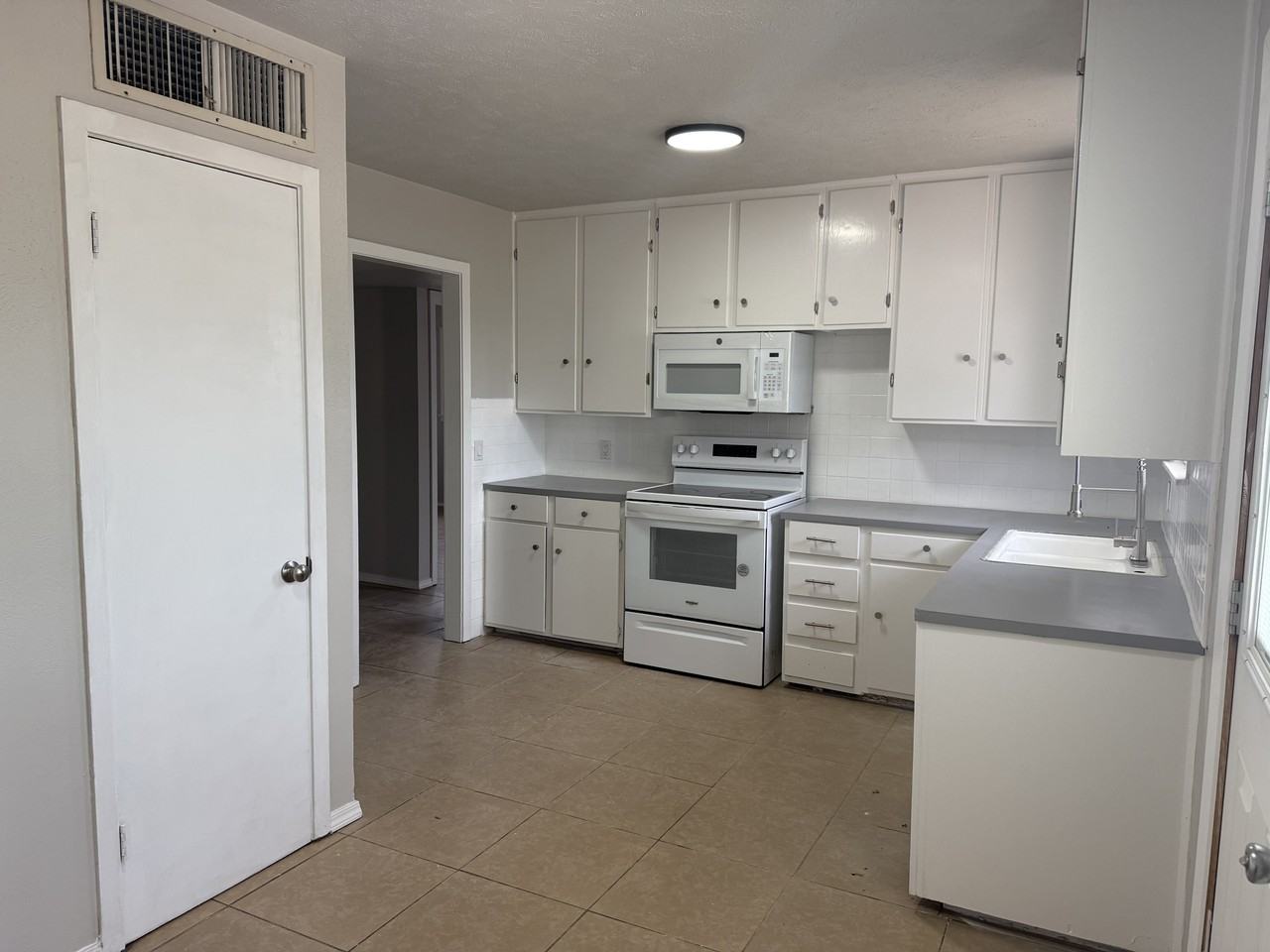 2805 W Louisiana Ave #1 - Photo 2 of 6