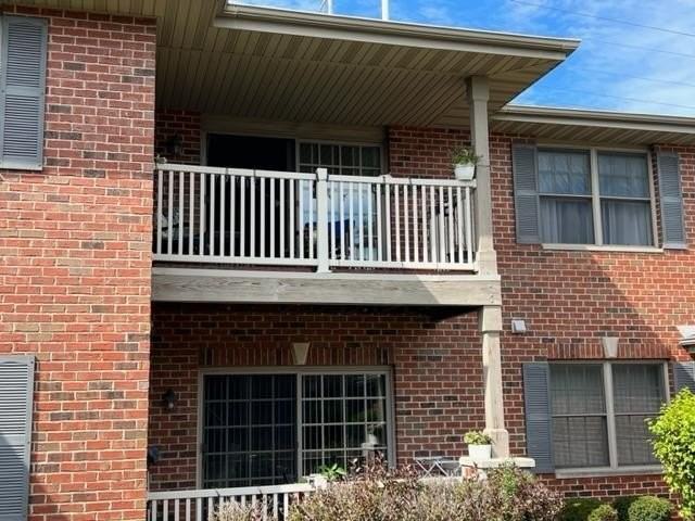 641 Cambridge Ct #2B - Photo 3 of 18